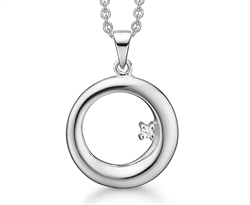 Cirkel vedhæng i sølv med diamant