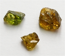 Gule, orange og grønne granat krystaller billede 2