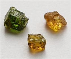 Gule, orange og grønne granat krystaller
