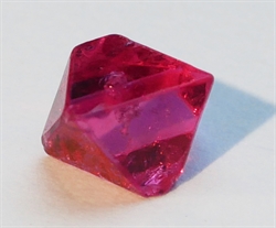 Lille pink spinel krystal