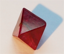 Rødt spinel krystal
