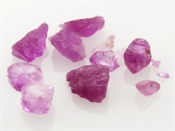 Små rubin krystaller billed 3