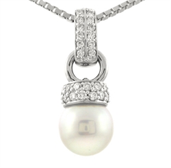 Vedhæng i hvidguld med perle og diamanter